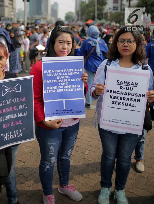 Massa yang tergabung dalam Aliansi Masyarakat Sipil untuk Keadilan dan Demokrasi menggelar aksi saat car free day (CFD) di kawasan Bundaran HI, Jakarta, Minggu (15/9/2019). Massa mengatakan RUU KUHP berpotensi digunakan untuk mengkriminalisasi korban kekerasan seksual. (Liputan6.com/Faizal Fanani)