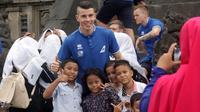 Pemain Islandia berpose dengan anak-anak Indonesia di Candi Prambanan, Senin (8/1/2018). (Bola.com/Ronald Seger Prabowo)