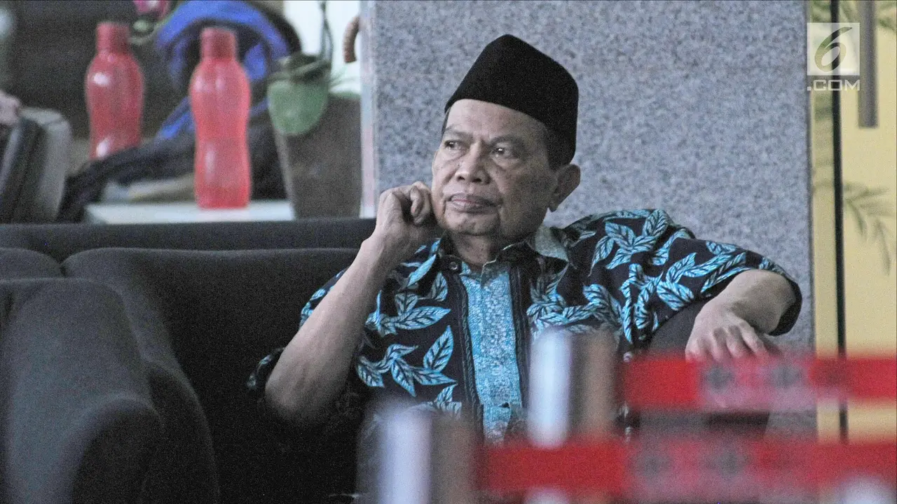 Diperiksa KPK Sebagai Tersangka, Wali Kota Mojokerto Pakai Batik