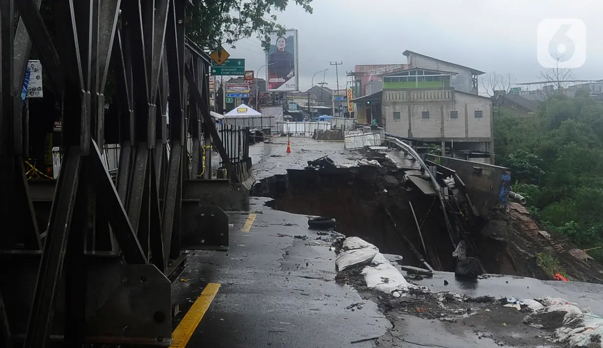 Ruas jalan Jembatan Cikreteg yang longsor di akses jalan nasional Bogor-Sukabumi, Caringin, Kabupaten Bogor, Jawa Barat, Kamis (2/3/2023). Penutupan jalan nasional itu rencananya bakal diberlakukan sampai 14 hari. Setelah itu, akan dilakukan pemasangan jembatan rangka baja atau bailey. (merdeka.com/Arie Basuki)