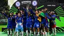 Raihan trofi UEFA Conference League mengukuhkan Chelsea sebagai klub pertama yang berhasil menjuarai ketiga kompetisi antarklub Eropa, yakni Liga Champions, Liga Europa, dan Conference League. Tampak dalam foto, pemain Chelsea merayakan trofi UEFA Conference League usai memenangi laga final melawan Real Betis di Tarczynski Arena, Wroclaw, Polandia, Rabu 28 Mei 2025 waktu setempat atau Kamis (29/5/2025) dini hari WIB. (John MACDOUGALL/AFP)