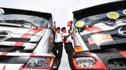Yoshimasa Sugawara dan putranya Teruhito Sugawara saat pemeriksaan teknis jelang Reli Dakar di Lima (3/1). Truk yang digunakan Yoshimasa Sugawara mampu finish ke-23 katergori truk umum dan peringkat kedua under 10 litre class. (AFP Photo/Franck Fife)