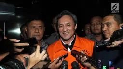 Mantan petinggi Lippo Group, Eddy Sindoro memakai rompi tahanan dikawal petugas usai menjalani pemeriksaan di gedung KPK, Jakarta, Jumat (12/10). Eddy resmi ditahan terkait kasus suap panitera PN Jakarta Pusat, Edy Nasution. (merdeka.com/Dwi Narwoko)