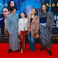 Beberapa artis pemeran film Budi Pekerti baru saja menghadiri acara Gala Premiere di Yogyakarta. Prilly Latuconsina, Angga Yunanda, hingga Dwi Sasono tampil memukau mengenakan wastra. [Foto: Instagram/prillylatuconsina96]
