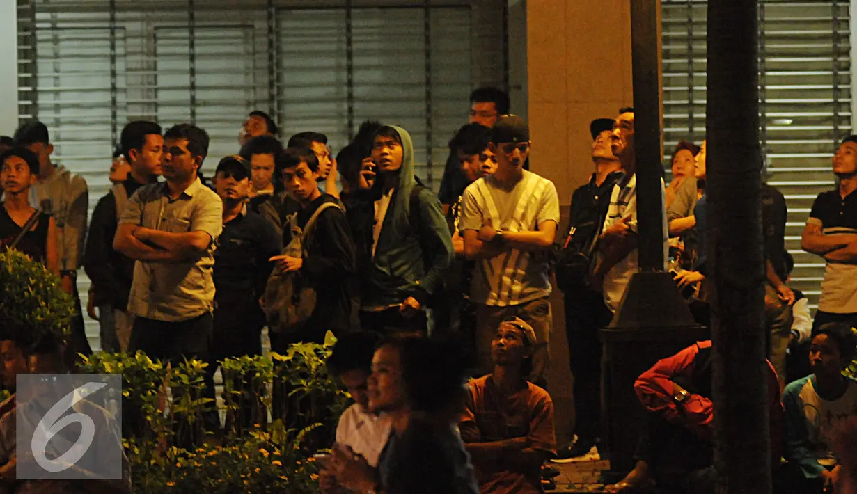 Kebakaran yang melanda Gedung Neo Soho menjadi tontonan warga, Jakarta Barat, Rabu (9/11). Gedung Neo Soho sempat terbakar hebat hampir di setiap lantainya. (Liputan6.com/ Helmi Afandi)