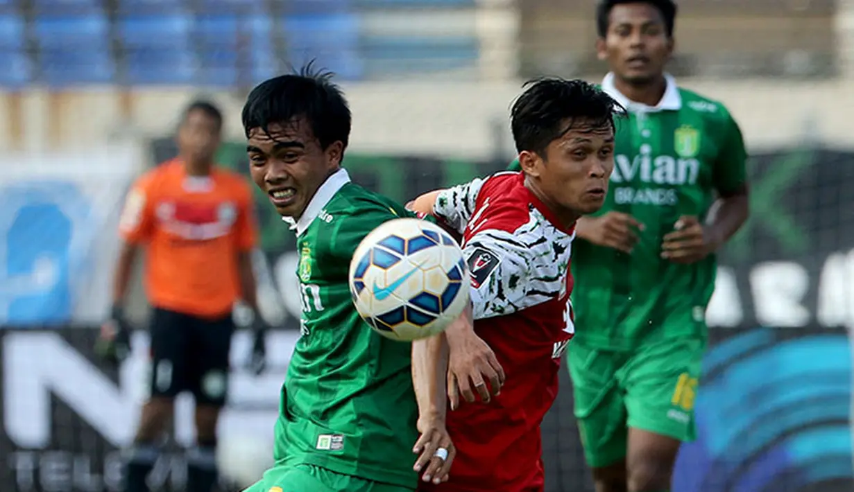 Aksi Fatchurochman (kiri), pemain Persebaya Surabaya saat melawanMaratapura FC dalam turnamen Piala Presiden 2015 di Stadion Si Jalak Harupat, Bandung, Rabu (2/9/2015). (Bola.com/Peksi Cahyo)