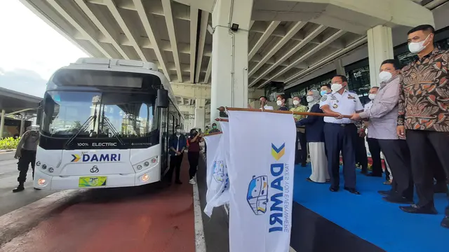Bus listrik dari DAMRI bermuatan 20 orang, diujicoba di Terminal 3 Bandara Internasional Soekarno Hatta, Kamis (25/11/2021)