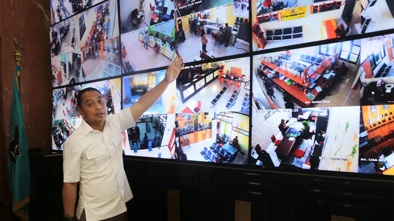 Eri Cahyadi dengan tampilan CCTV tentang pelayanan Kota Surabaya. surabaya.go.id)
