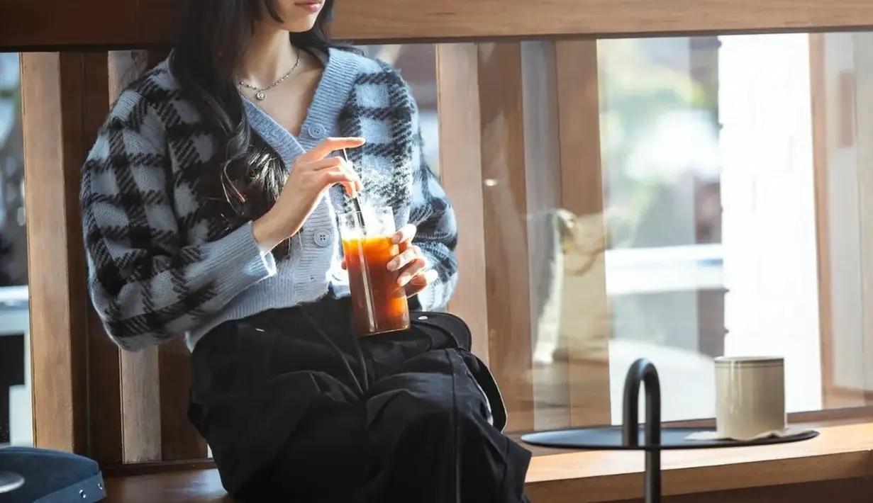 Bae Suzy tampil menawan dengan sweater biru bermotif kotak dan cargo pants hitam. Gaya rambutnya di k-drama ini juga sontak menjadi viral dan ikonis. [Foto: Instagram/skuukzky]