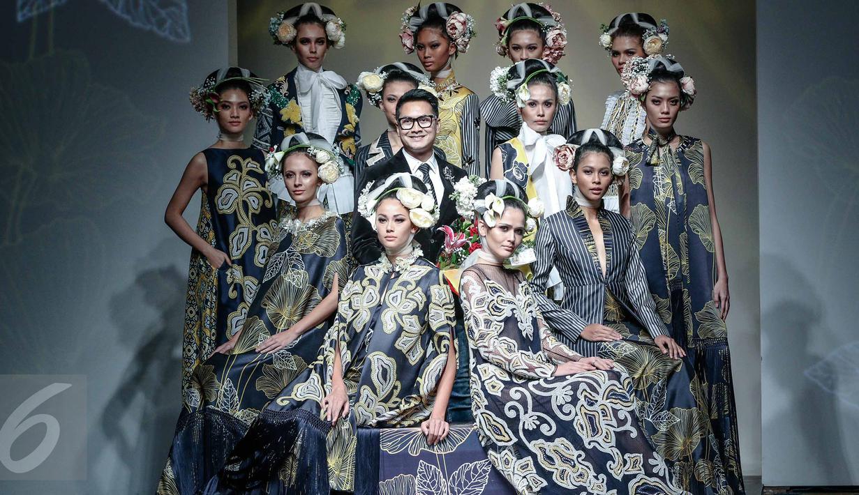 Denny Wirawan bersama para modelnya usai menampilkan 24 busana Bertajuk "Wanderlust, Dancing in the Sun" di IPMI Trend Show 2017, Jakarta, Jumat (11/11). Denny menampilkan ciri khasnya bermain tabrak motif atau clash pattern. (Liputan6.com/Faizal Fanani)