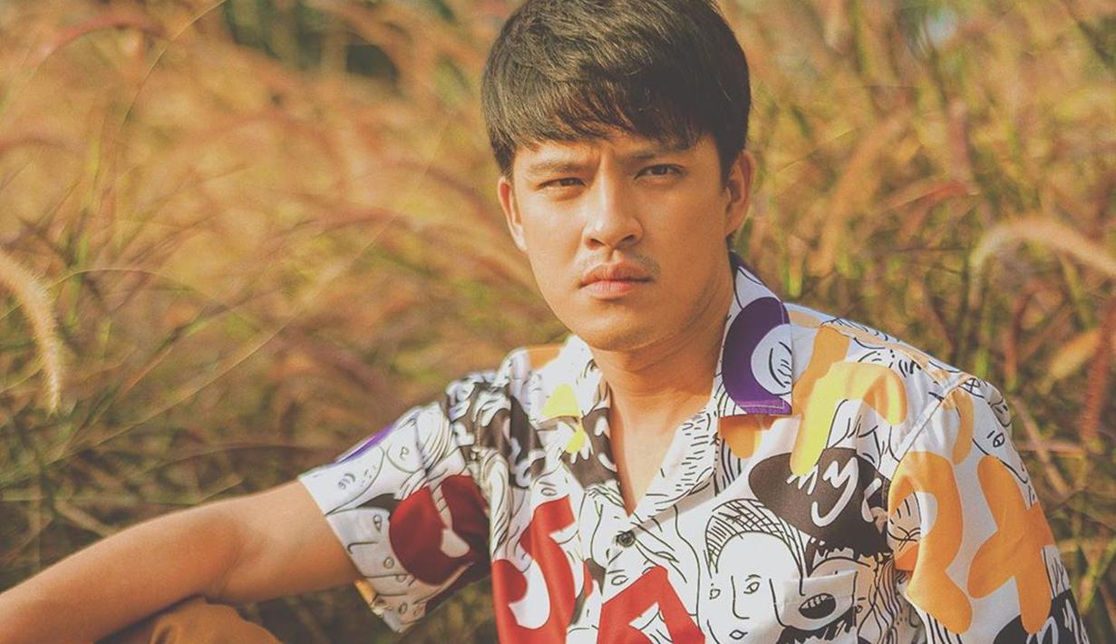Morgan Oey merupakan pria yang sangat memperhatikan fashion. Pria kelahiran 25 Mei 1990 kerap bergaya menawan dengan memakai kemeja vintage. Kemeja vintage ini membuat Morgan terlihat lebih dewasa dan tentunya fashionable.  (Liputan6.com/IG/@morganoey)