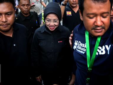 Calon Wakil Gubernur Nomor Urut 1 Sylviana Murni berjalan keluar meninggalkan Posko Pemenangan Wisma Proklamasi, Jakarta, Rabu (15/2). Dari berbagai Survei Perhitungan cepat Paslon nomor urut 1 mendapatkan nilai paling bawah. (Liputan6.com/JohanTallo)