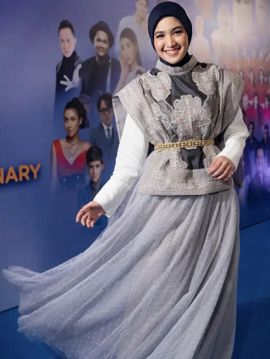 Tampil anggun namun tetap mewah bisa mengenakan luaran dengan bordiran dipadukan inner seperti Syifa. Dikombinasikan dengan rok tutu dan hijab hitamnya. Credit: Instagram (@cutsyifaa)