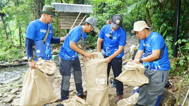 Dalam rangka meningkatkan kepedulian mengenai pentingnya menjaga kelestarian ekosistem taman nasional, termasuk menjaga kebersihan kawasan pegunungan dengan bijak mengelola sampah, Danone-AQUA menyelenggarakan inisiatif #BijakBerplastik: Aksi Bersih Gunun