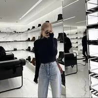 Ilustrasi rose menggunakan jeans yang dipadu padankan dengan black knit shirt/ copyright instagram/roses_are_rosie