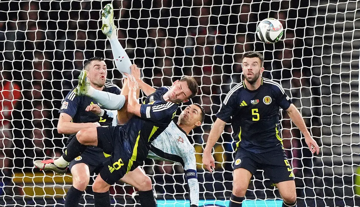 Pemain Portugal, Cristiano Ronaldo, berusaha melepaskan tendangan salto saat melawan Skotlandia dalam duel lanjutan UEFA Nations League 2024/2025 Grup A1 di Hampden Park, Rabu (16/10/2024). (Andrew Milligan/PA via AP)