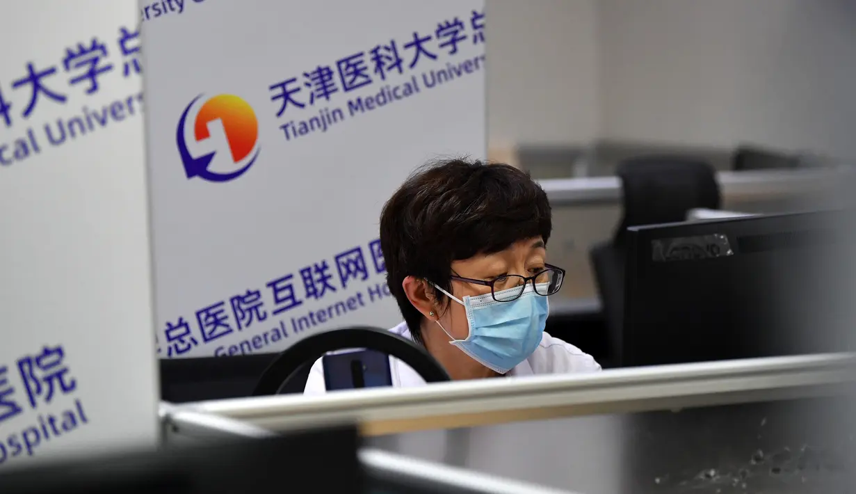 Petugas medis dari Rumah Sakit Umum Universitas Kedokteran Tianjin melakukan pemeriksaan daring via ponsel di Tianjin, 3 Maret 2020. RS itu meluncurkan pemeriksaan dan pemberian resep secara daring serta pengiriman obat, untuk membantu mencegah kemungkinan infeksi silang virus corona (Xinhua/Li Ran)