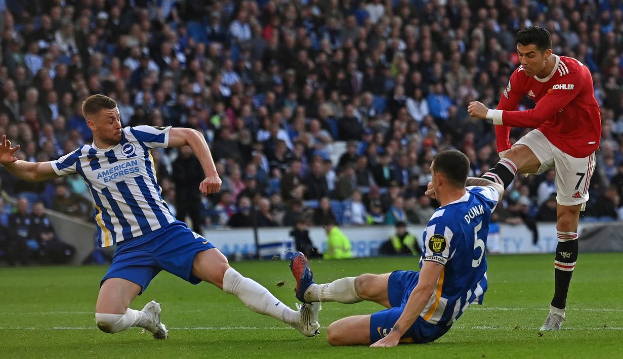 Brighton and Hove Albion vs Manchester United 4-0. Pada partai tunda pekan ke-36 Liga Inggris musim 2021/2022 (7/5/2022) Cristiano Ronaldo bersama Manchester United yang telah kehilangan asa berlaga di Liga Champions Eropa harus menerima kenyataan kalah 0-4 dari tuan rumah Brighton and Hove Albion. Cristiano Ronaldo tampil penuh selama 90 menit namun tak satu pun gol dicetaknya. Sebuah kartu kuning pun diterimanya pada menit ke-45. (AFP/Glyn Kirk)