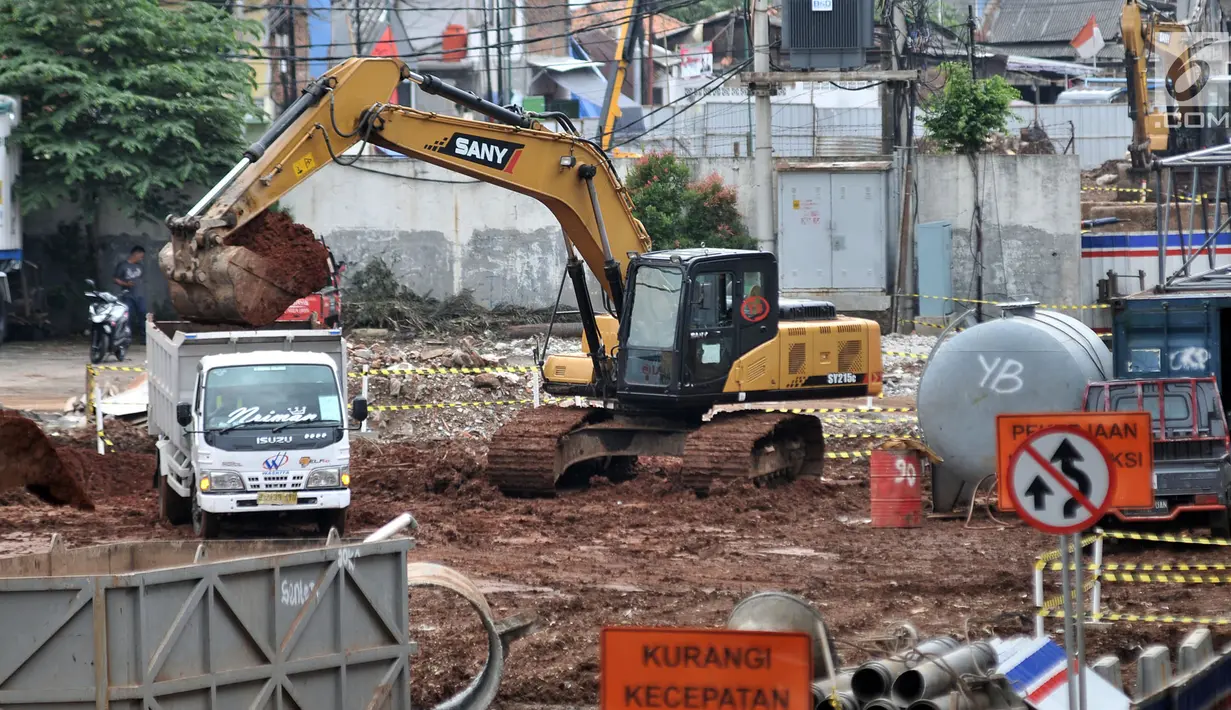 Pekerja dengan menggunakan alat berat meratakan tanah selama pembebasan lahan untuk proyek Tol Bekasi-Cawang-Kampung Melayu (Becakayu) Seksi 1A di kawasan Prumpung, Jakarta, Rabu (13/3). (merdeka.com/Iqbal S. Nugroho)