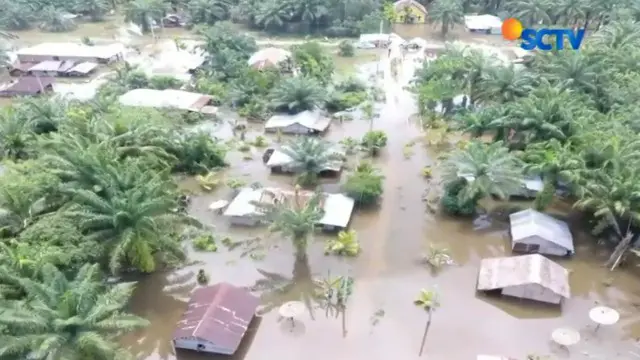 Banjir di Kabupaten Labuhan Batu Utara, Sumatera Utara, masih merendam ribuan rumah warga.