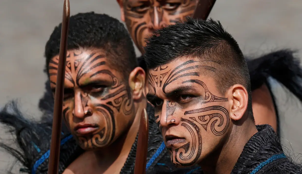 Sejumlah prajurit Maori menunjukkan aksi mereka pada perayaan Hari Bastille di Champs Elysees, Paris , Prancis , (14/7).  Orang Maori juga terkenal brutal dan bahkan pada jamannya mereka memakan jasad musuhnya. (REUTERS / Benoit Tessier)