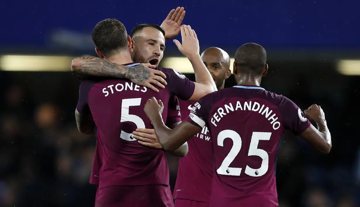 Pemain Manchester City merayakan kemenangannya usai mengalahkan Chelsea pada pertandingan Liga Inggris di Stamford Bridge, London (30/9). Manchester City berhasil menang 1-0 atas Chelsea. (AFP Photo/Andrian Dennis)