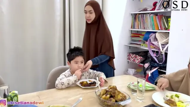 Potret Ruang Makan Rumah Oki Setiana Dewi di Mesir (Foto: YouTube Oki Setiana Dewi)