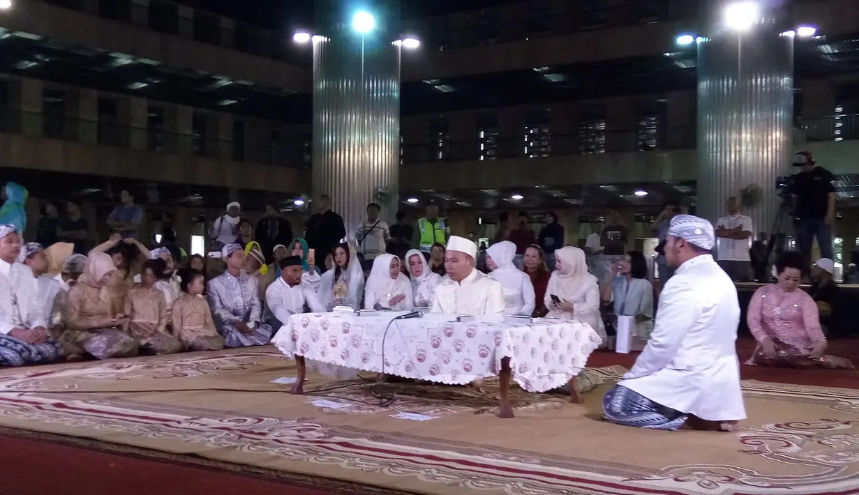 "Vicky Prasetyo Bin Harmanto saya nikahkan dan kawinkan engkau dengan Angel Lelga binti Mikun Michael dengan mas kawin perhiasan emas 20 gram, diamond, uang tunai Rp 9.022.018 dan seperangkat alat salat tunai," ujar penghulu. (Nurwahyunan/Bintang.com)