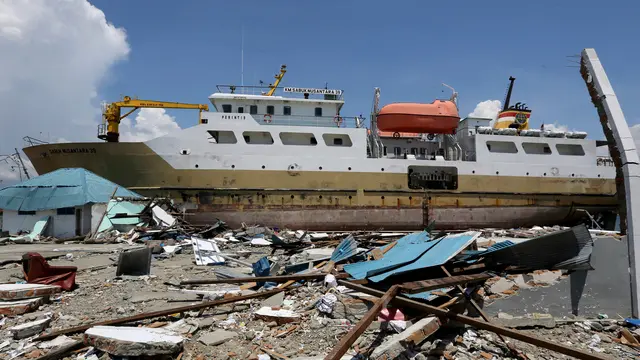 Terseret Tsunami Palu, Kapal Seberat 500 Ton Ini Terdampar di Daratan