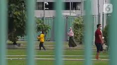 Sejumlah pasien COVID-19 yang berstatus OTG berolahraga pagi di Stadion Patriot Chandrabhaga, Bekasi, Jawa Barat, Rabu (16/12/2020). Kegiatan olahraga tersebut rutin dilakukan setiap pagi hari untuk meningkatkan daya tahan tubuh pasien yang menjalani isolasi mandiri. (Liputan6.com/Herman Zakharia)