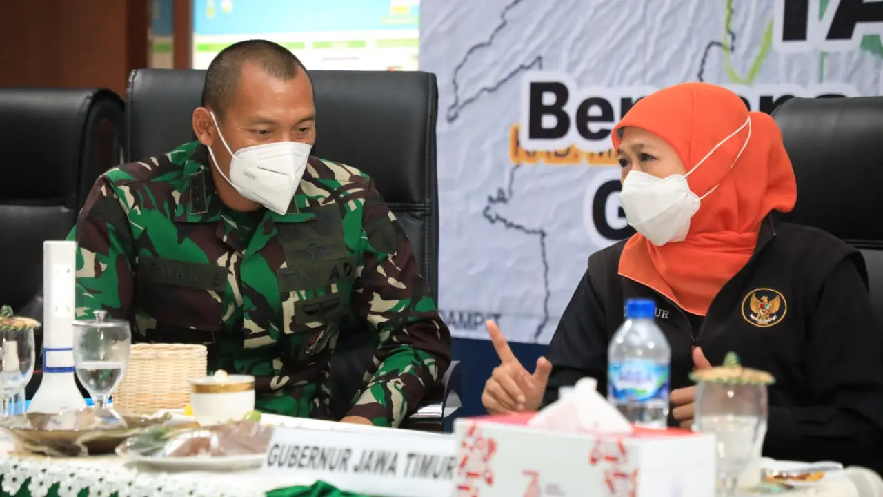 Khofifah saat memberikan keterangan di Posko Tanggap Darurat Gunung Semeru. (Dian Kurniawan/Liputan6.com)