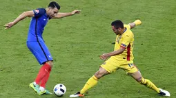 Bek Prancis, Adil Rami, berusaha melewati penyerang Rumania, Florin Andone, pada laga Grup A Piala Eropa 2016. Pada laga pembuka itu Prancis lebih menguasai jalannya pertandingan dengan penguasaan bola 53 persen. (AFP/Miguel Medina)