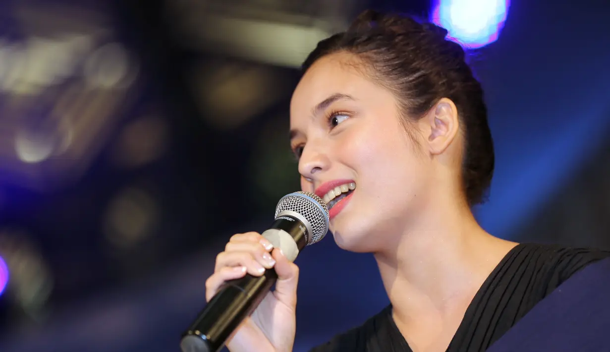 Dalam film Ayat Ayat Cinta 2, Chelsea Islan berperan sebagai Keira, wanita Skotlandia yang memiliki berbagai macam masalah. Selain piawai bermain biola, Keira digambarkan sebagai sosok ambisius. (Adrian Putra/Bintang.com)