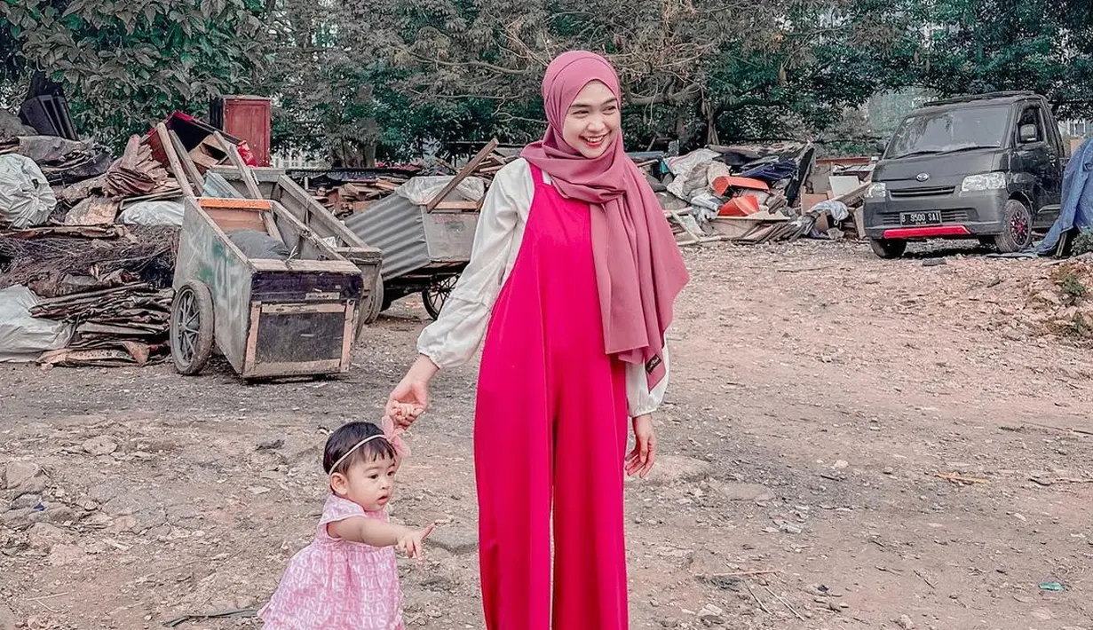 Nggak harus fashion item yang sama, pilih warna outfit yang senada seperti OOTD Ria Ricis dan Moana ini. [@riaricis1795]