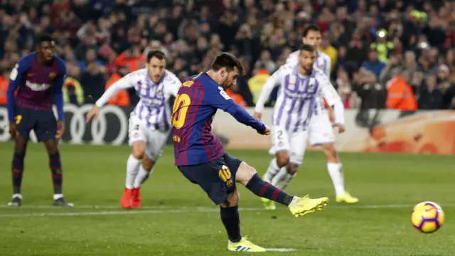 Gelandang Barcelona, Lionel Messi, melakukan eksekusi penalti saat melawan Valladolid. (AFP/Pau Barrena)