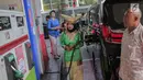 Petugas SPBU mengenakan pakaian adat mengisi bahan bakar minyak (BBM) ke sebuah mobil di kawasan Kelapa Gading, Jakarta, Senin (22/4). Dalam rangka memperingati Hari Kartini pengelola SPBU mengajak Seluruh pegawai SPBU mengenakan mengenakan baju kebaya dan baju adat. (Liputan6.com/Faizal Fanani)