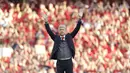 Arsene Wenger melambaikan tangan untuk fans pada laga terakhir tuan rumah di markas Arsenal Emirates Stadium, London, (6/5/2018). Arsene Wegner mengumumkan mundur sebagai pelatih setelah 22 tahun bersama Arsenal. (AP/Matt Dunham)