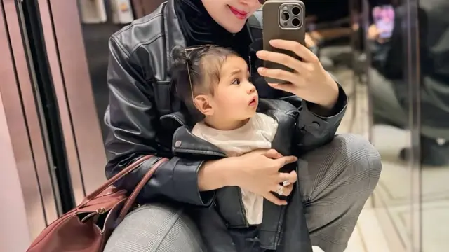 OOTD Serba Hitam Zaskia Sungkar Bersama Anak, Gaya Hijabnya Curi Perhatian Publi