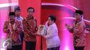 Megawati memberikan buku kepada Presiden Jokowi saat pembukaan Kongres III Persatuan Alumni GMNI, Jakarta, Jumat (8/7/2015). Kongres bertajuk Jalan Trisakti Menuju Tatanan Masyarakat Pancasila dihadiri sekitar 1.000 peserta. (Liputan6.com/Faizal Fanani)