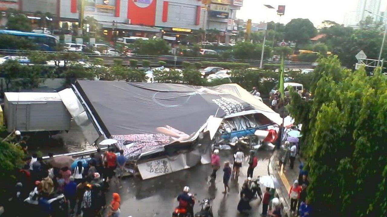 Papan reklame jatuh