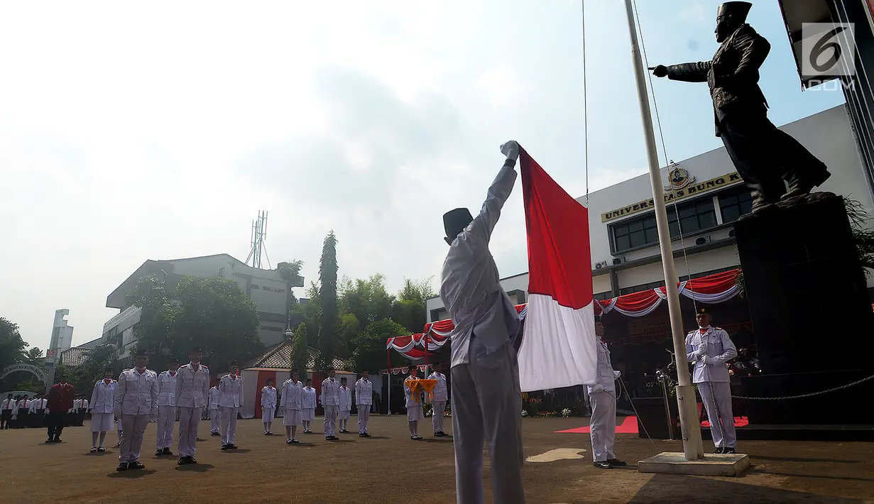 Pasukan pengibar bendera mengibarkan bendera merah putih saat peringatan Detik-detik Proklamasi Kemerdekaan ke-73 di Universitas Bung Karno (UBK), Jakarta, Jumat (17/8).(merdeka.com/imam buhori)