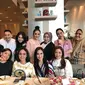 Setiap kali kumpul bersama, tak jarang juga anggota geng kepompong ini tampil dengan makeup yang maksimal. Meskipun di foto ini mereka hadir dengan busana kasual, namun penampilannya tetap terlihat mewah dan glamor. (Foto: Instagram)