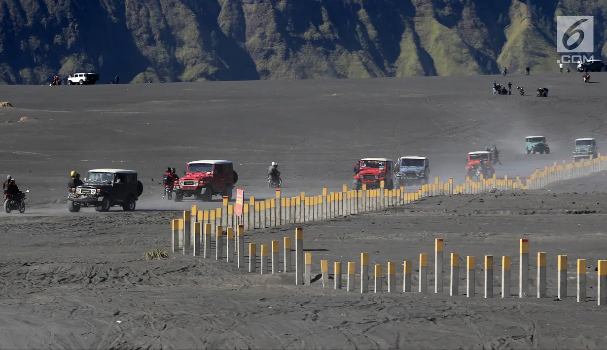 Mobil jip lalu lalang di Taman Nasional Bromo Tengger Semeru, Probolinggo, Jawa Timur, Minggu (8/7). Kemenpar menargetkan kunjungan 20 juta wisatawan mancanegara dan 375 juta pergerakan wisatawan Nusantara pada 2020. (Liputan6.com/Arya Manggala)