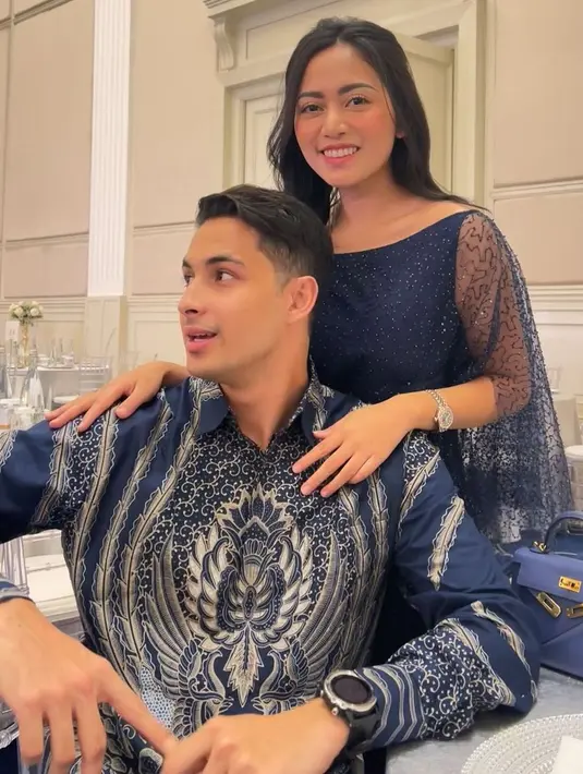 Ide outfit kondangan yang lainnya dari Rachel. Rachel tampil anggun dengan atasan berwarna biru navy, serasi dengan kemeja batik lengan panjang yang dikenakan Salim. Foto: Instagram.