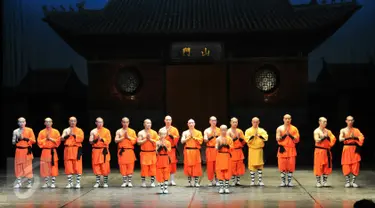 Biksu Shaolin memberi hormat kepada penonton dalam acara Shaolin Warriors, Jakarta, (18/2). Pertunjukkan akan diadakan mulai dari tanggal 19-21 Februari 2016. (Liputan6.com/Yoppy Renato)