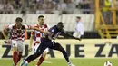 Gelandang Prancis, Moussa Diaby berusaha mengejar bola dari kawalan pemain Kroasia Borna Barisic pada pertandingan UEFA Nations League di stadion Poljud, di Split, Kroasia, Selasa (7/6/2022). Prancis bermain imbang dengan Kroasia 1-1. (AP Photo/Darko Bandic)