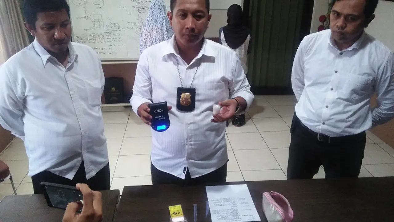 Tim Hiu Satnarkoba Polrestabes Makassar sebelumnya ungkap peredaran narkoba di Pampang, Makassar (Liputan6.com/ Eka Hakim)