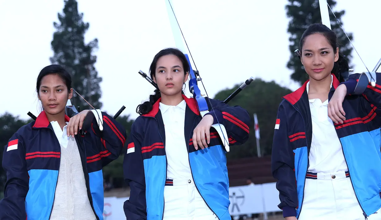 Tidak hanya harus berpanas-panasan saat syuting, Tara Basro, Chelsea Islan, dan BCL pun harus rela tampil layaknya perempuan pada tahun itu, yaitu tahun 1988.(Galih W. Satria/Bintang.com)