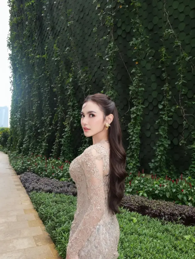 Model Kebaya Mahalini saat Kondangan