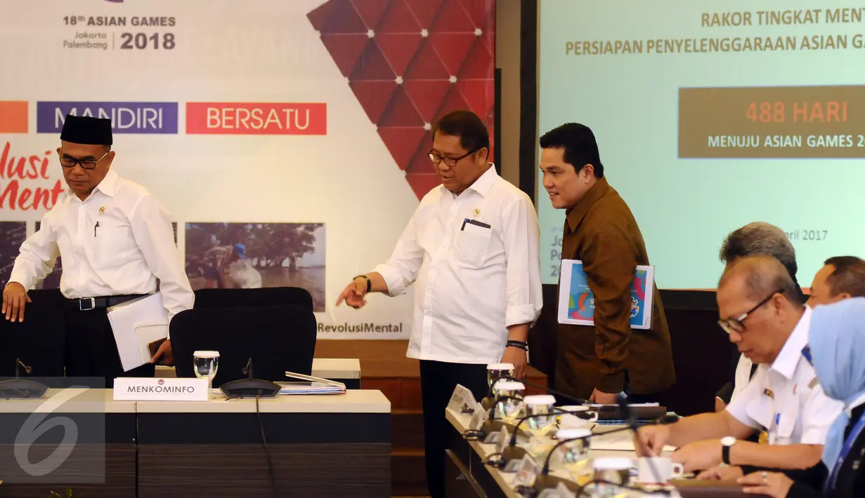 Ketua KOI, Erick Thohir (kanan) bersama Menkominfo Rudiantara jelang mengikuti rapat koordinasi tingkat menteri di Kantor Kemenko PMK, Jakarta, Senin (17/4). Rakor dipimpin Menko PMK Puan Maharani. (Liputan6.com/Helmi Fithriansyah)